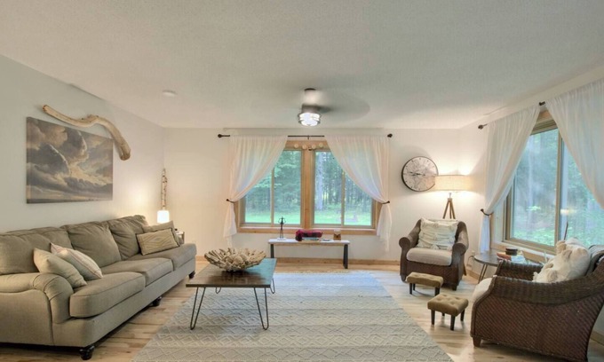Herbster Casa | South Shore Chalet | Comfort and Fun By the Lake