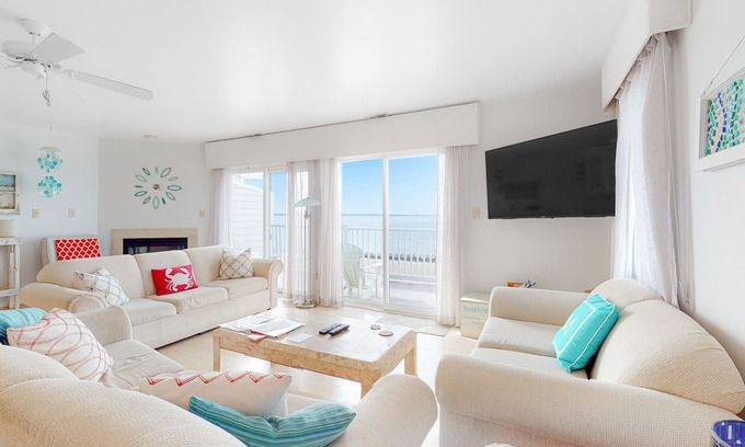 Bethany Beach Casa | South Shore Marina townhouse on the water with on-site pool, AC & WiFi