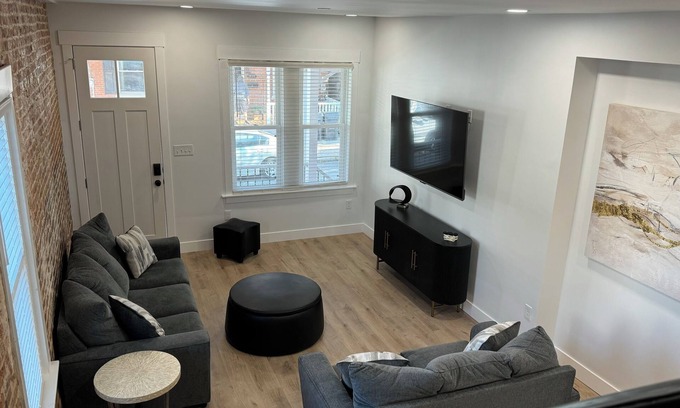 Phoenixville Casa | South Side Beauty. Newly renovated 4Br 2Bath, Central Air near downtown and Oaks