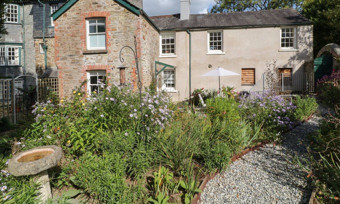 Rumleigh Cabaña | SOUTH WING COTTAGE, pet friendly, with a garden in Bere Alston