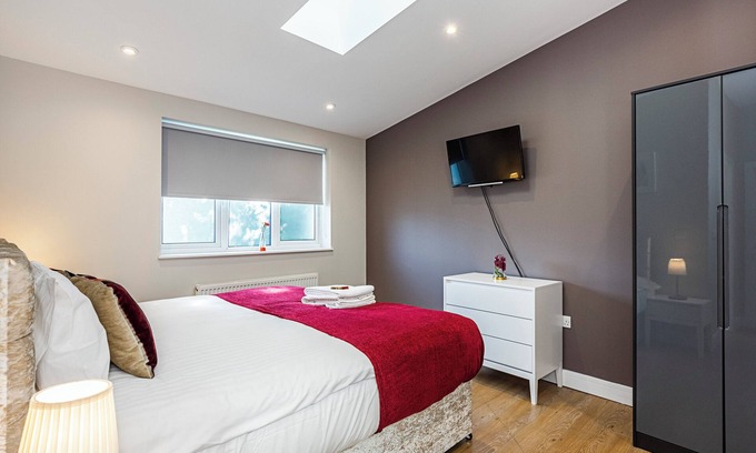 Church End Casa | Cosy Two Bed 2.5 Bath House (En-Suite)
