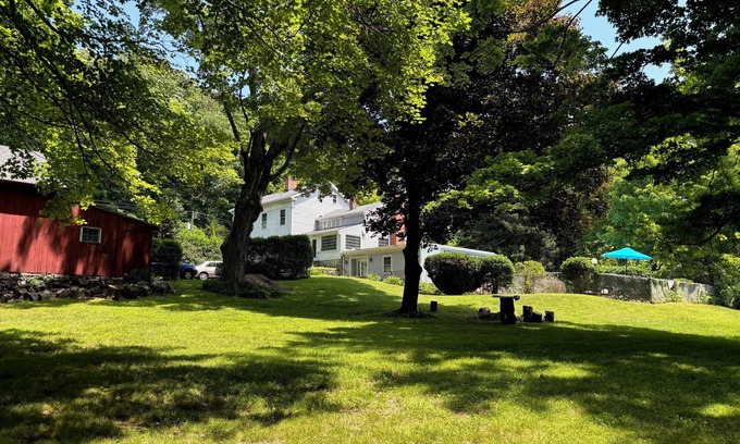 Southbury Apartamento | Southbury Charming Studio Retreat on Beautiful Grounds — Sleeps 4