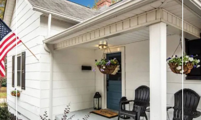 Hickory Cabaña | Southern Charm Cottage- Historic 2 bed 1 bath refuge in Hickory
