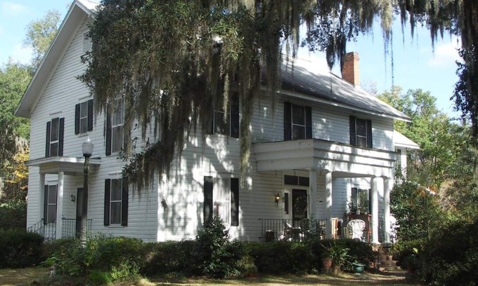 Allenhurst Casa | Southern Colonial Home Liberty County West End very close to Fort Stewart