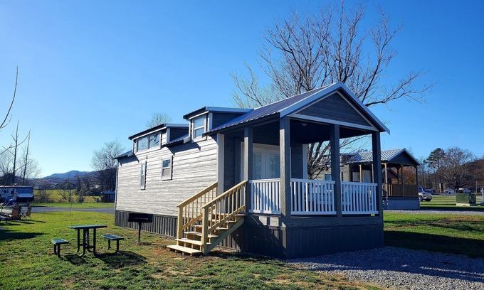 Gatlinburg - Pigeon Forge Cabaña | Southern Comfort: 1 BR, 1 BA Cottage in Sevierville, Sleeps 6