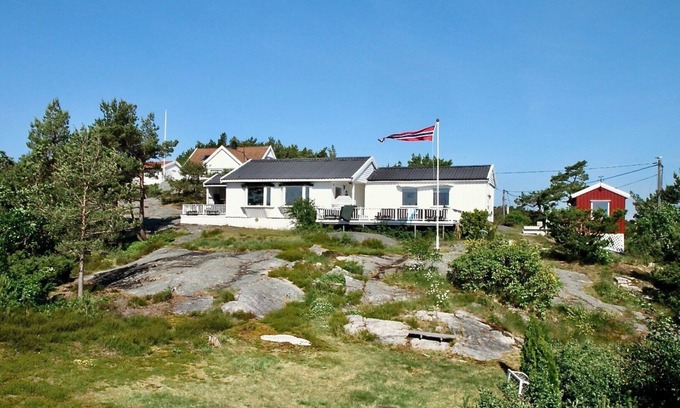 Lillesand Casa | Southern cottage with terrace and magnificent view