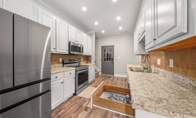Warner Robins Casa | Southern Delight-4 Bed Room-7 beds- Private Backyard-Great for Larger Groups