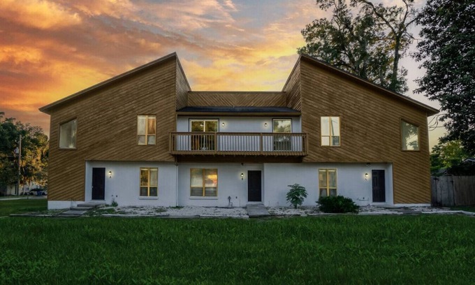 Jacksonville Casa | Southern Moonlight - 2BR/2.5BA Suite with Balcony