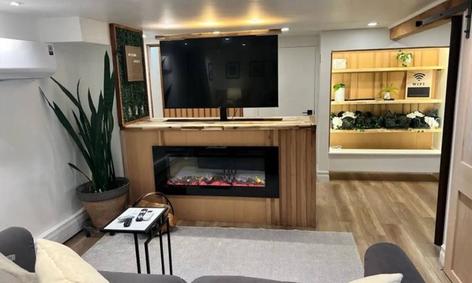 Warwick Apartamento | Southern New England Luxury with private patio, fireplace, spa like bathroom!