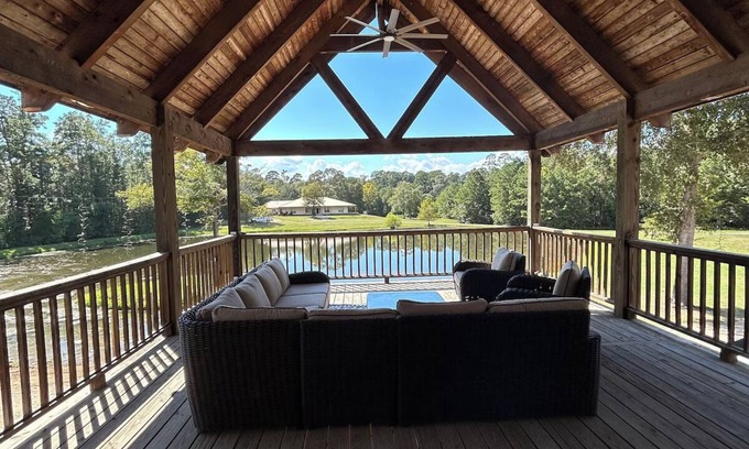 Conroe Apartamento | Southern Pines Estate, 9 bedrooms, pool, hot tub, stocked pond near Lake Conroe