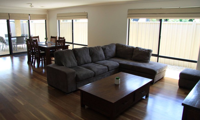 Canning Vale Casa | Southern River Family Accommodation. Free WiFi