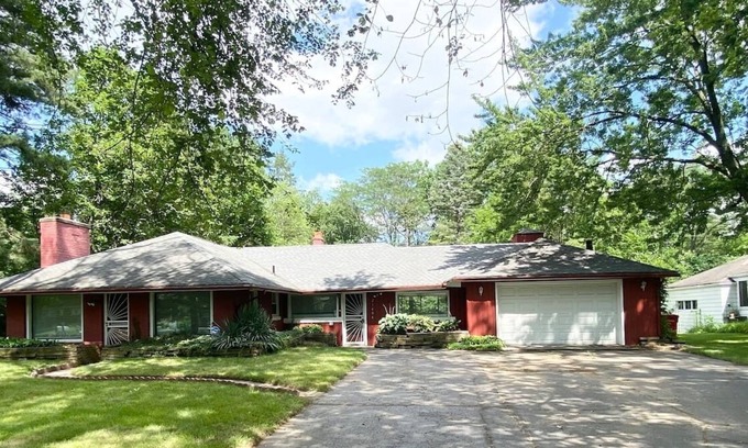 Southfield Casa | Southfield home perfect for large families/pool table & Theatre room!