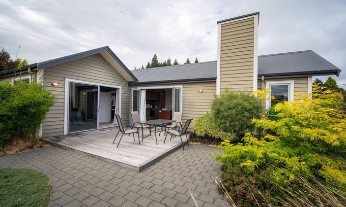 Te Anau Casa | Southland Sounds - Te Anau Holiday Home