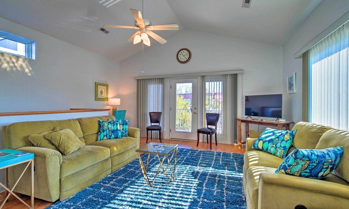 Southport Condominio | Southport Condo with Fire Pit, Deck & Private Pool