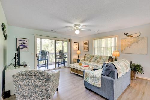 St. James Apartamento | Southport Fall Getaway | Condo with Deck and Pool