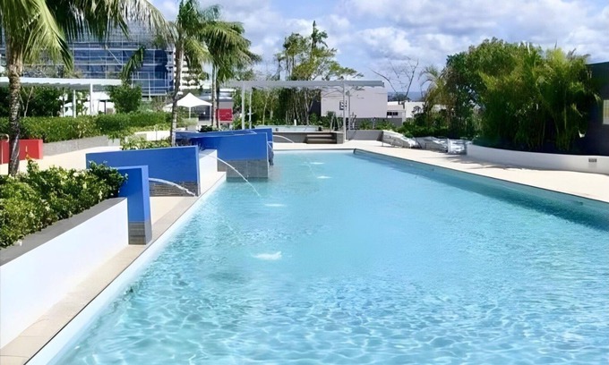 Southport Apartamento | Southport Stay with Pool, Gym & Balcony Views