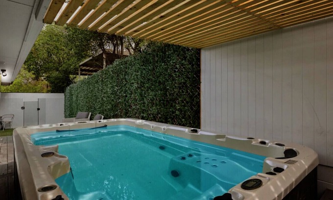 Belmont Apartamento | Spa Haus- 2 King Bedrooms, Private Spa, Pets welcome
