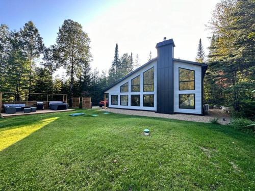 Entrelacs Chalet De Esquí | Spa River Pool Table - Chalet Ombre & Lumiere