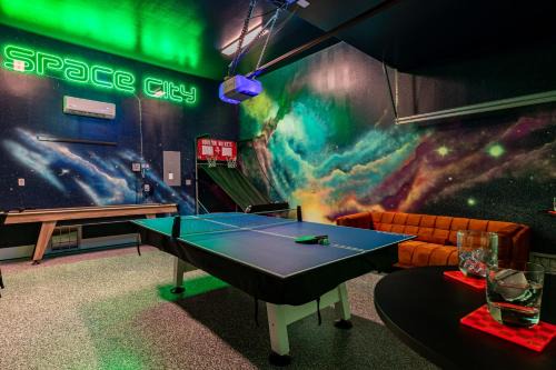 Riverside Terrace Casa | Space City - Prof Design, Game Room, King Bd