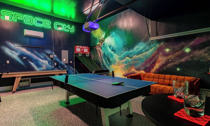 Riverside Terrace Casa | Space City - Prof. Design, Game Room, King BD