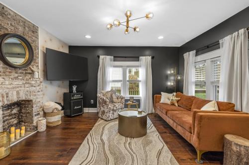 Woodbine Casa | Space Cowboy - Huge yard, Firepit, close2downtown