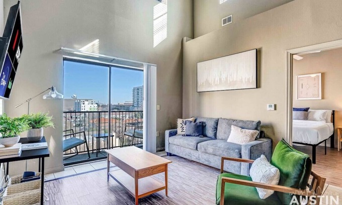 West Campus Apartamento | Space for 8 Near Downtown! Easy Walk to UT Campus