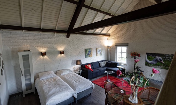 Blitterswijck Apartamento | Space for rent with private entrance, living space and bathroom.