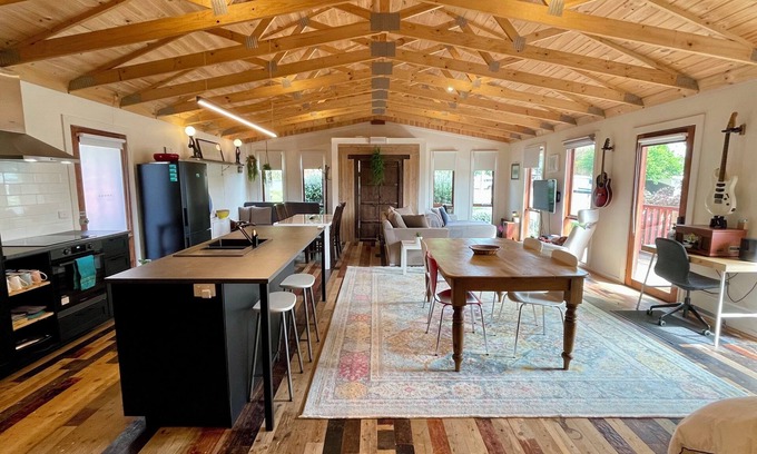 Loch Casa | Space On The Hill - Relax in Loch Village