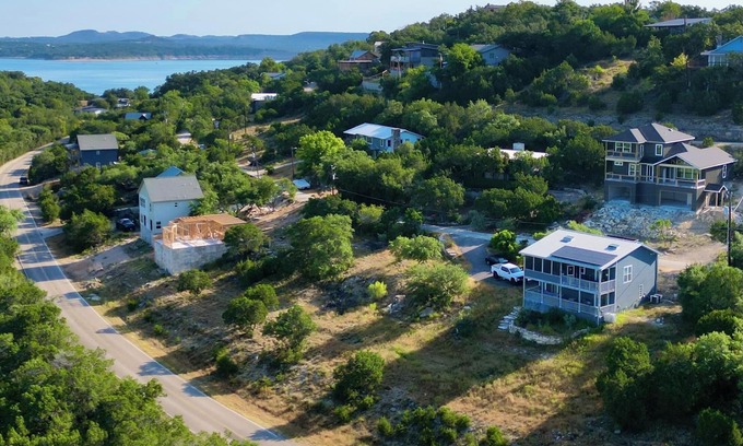 Canyon Lake Casa | Canyon Lake, nuevo, con vista, 1 cuadra al lago, ¡¡¡Los bonetes azules están floreciendo !!!