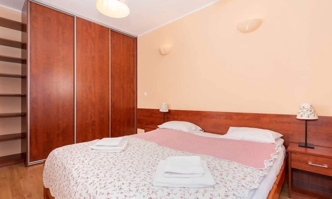 West Pomeranian Voivodeship Apartamento | Apartamento Spacerowa 2/604 con dormitorio y balcón.