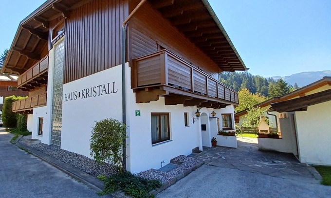 Scheffau am Wilden Kaiser Apartamento | Spacious vacation apartment with fireplace + children's play corner, 10 + 2 persons