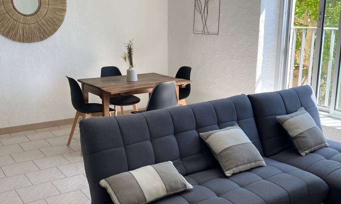 Entraigues-sur-la-Sorgue Apartamento | Spacious 2 bedrooms / closed private parking