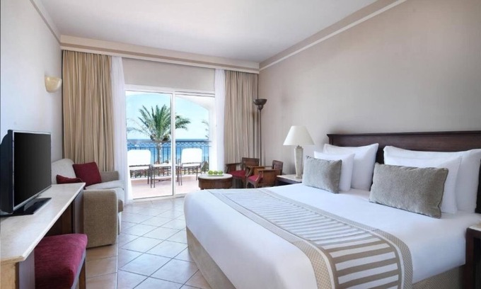 Dahab Hotel | Spacious Room with Balcony Overlooking Pristine Beach - with 2 Swimming Pool