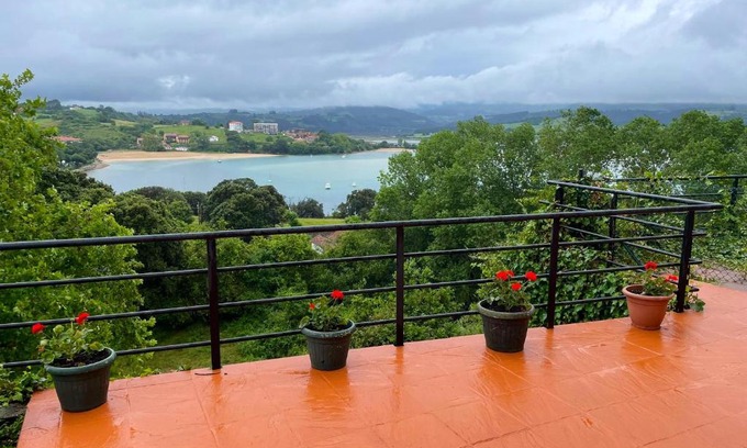 San Vicente de la Barquera Casa | Spacious house with sea view San Vicente de la Barquera