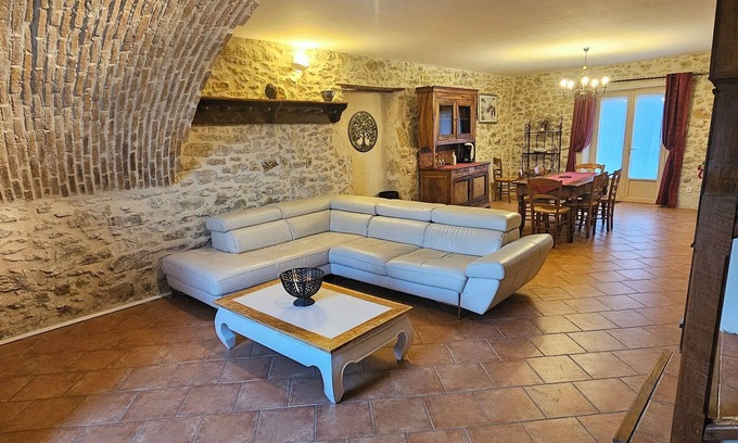 Saint-Paulet-de-Caisson Apartamento | Spacious, quiet cottage in the countryside