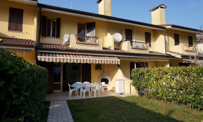 Porto Santa Margherita Villa | Amplia villa con jardín privado y piscina compartida.