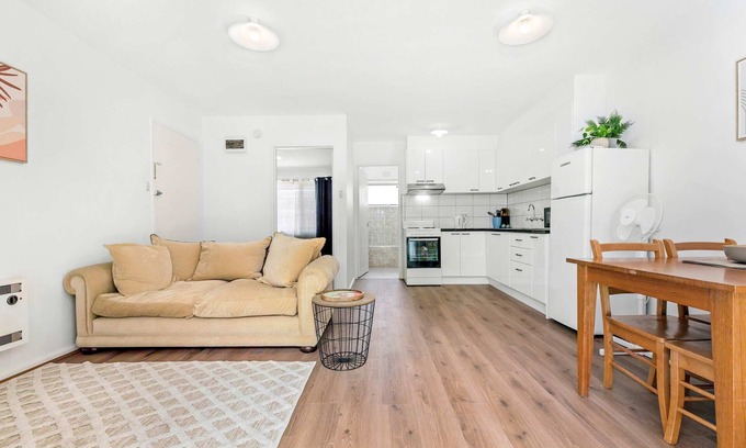 Glenroy Apartamento | Spacious 1-Bedroom Apartment with Car Space