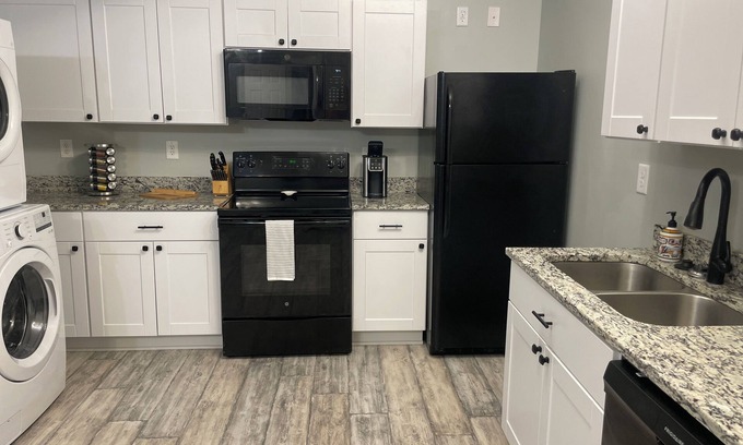 Apex Apartamento | Spacious 1-bedroom apartment in lovely Apex with theater room