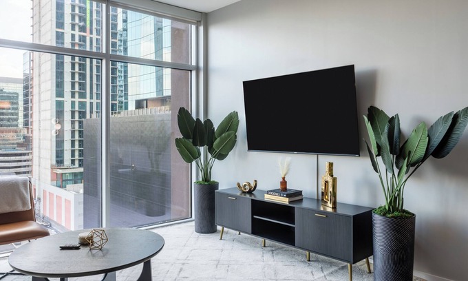 The Gulch Apartamento | Spacious 1-Bedroom High-Rise In The Gulch. King Bed, Free Parking, Pet-Friendly.