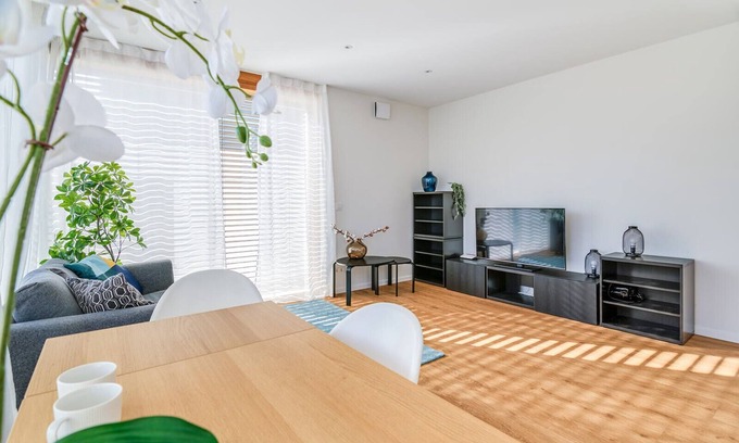 Neudorf-Weimershof Apartamento | Spacious 1-Bedroom Apartment with Parking - 10 Mins to Airport/Train Station