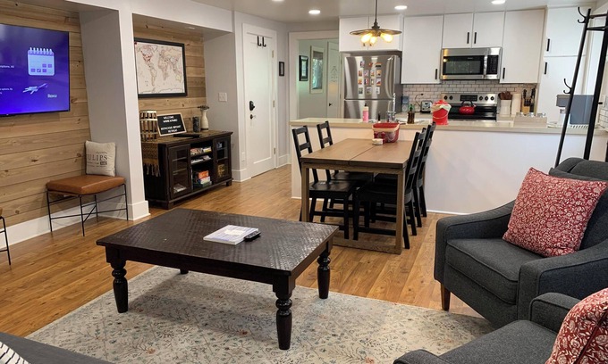 Seattle Casa | ¡Tranquilo vecindario peatonal con acceso a galardonadas tiendas / restaurantes!