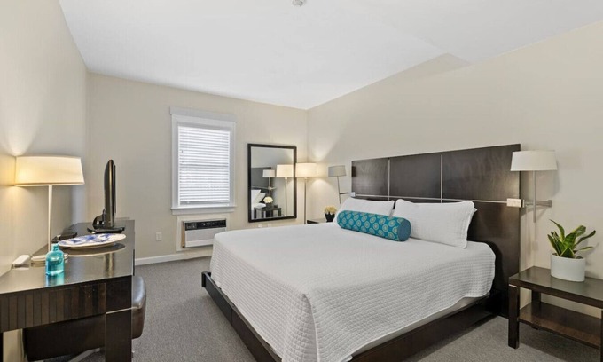 Falmouth Heights Condominio | Spacious 1-Bedroom with King & Double Beds (301)