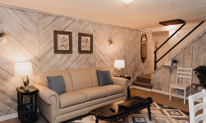 Forest Apartamento | Spacious 1 BR Apt w/office+kitchen near Liberty and poplar