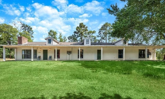 Oakhurst Casa | Spacious 10 Bedroom Ranch Home - 5 min from the Lake!