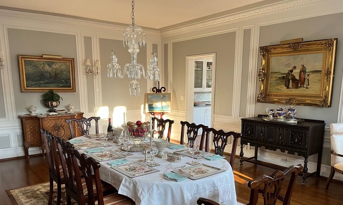 Grosse Pointe Casa | Large Mansion with 10 Beds and Pool