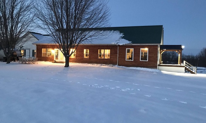 Macon Cabina | Spacious 12-bedroom 10-Bath Cedar accented lodge in Picturesque Macon Missouri