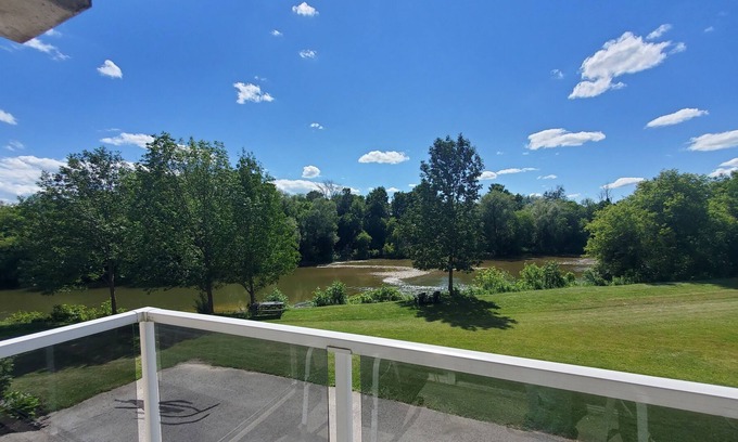 Walkerton Condominio | Spacious 1300 ft² condo w/ balcony overlooks river