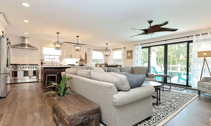 Lake Geneva Casa | Spacious 14 Guest Home in Lake Geneva – Downtown Getaway
