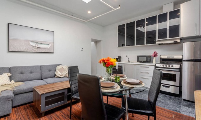 Downtown Montreal Apartamento | Spacious 1BDR Mezzanine on Bishop Central MTL