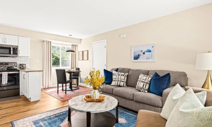 Roseville Apartamento | Spacious 1BR [End Unit] in the Heart of Roseville